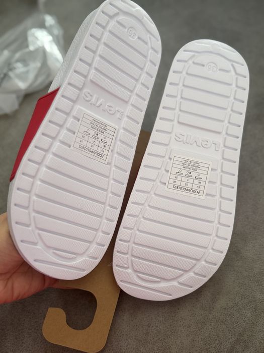Chinelo Levi’s tam 36