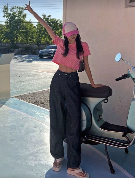 Жіноча смугаста рожева футболка вільного крою / кроп-топ