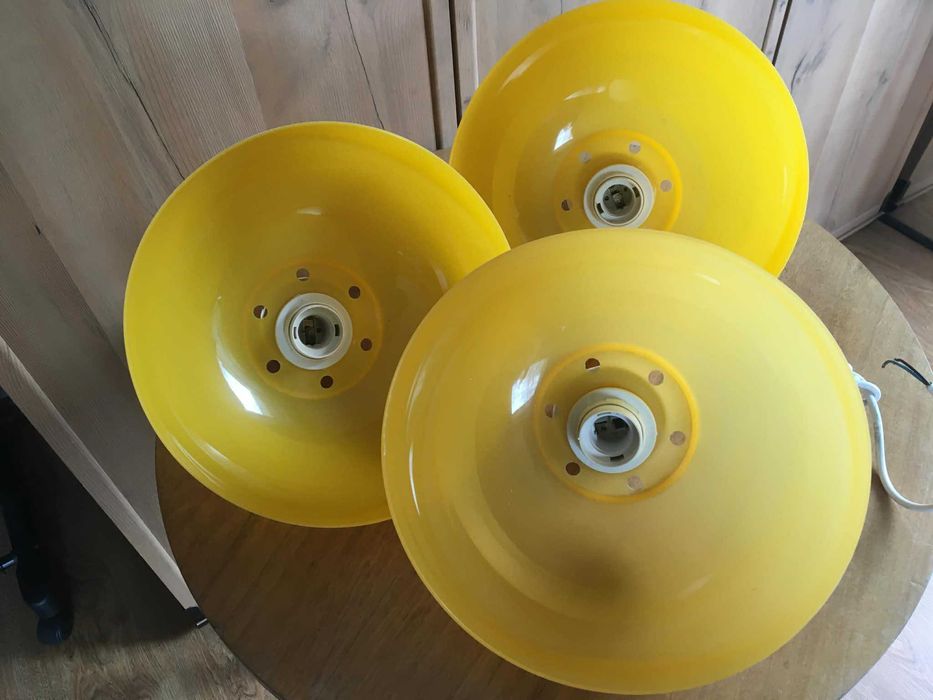 3 plastikowe lampy wiszące