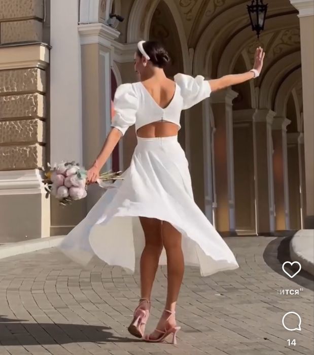 Біла весільна сукня