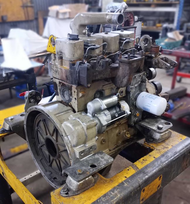 MECALAC 12 - silnik Cummins B3.9-C