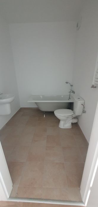WC. Umywalka z baterią.