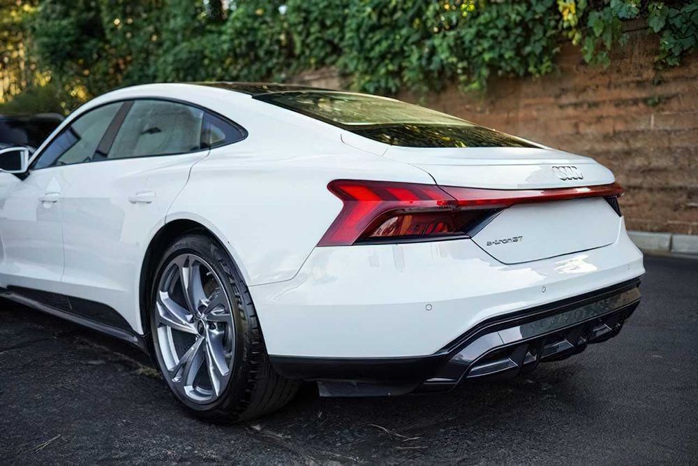 Audi e-tron      2022