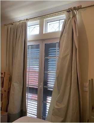 1 Varão de madeira + 1 varão metálico + conjunto de cortinados