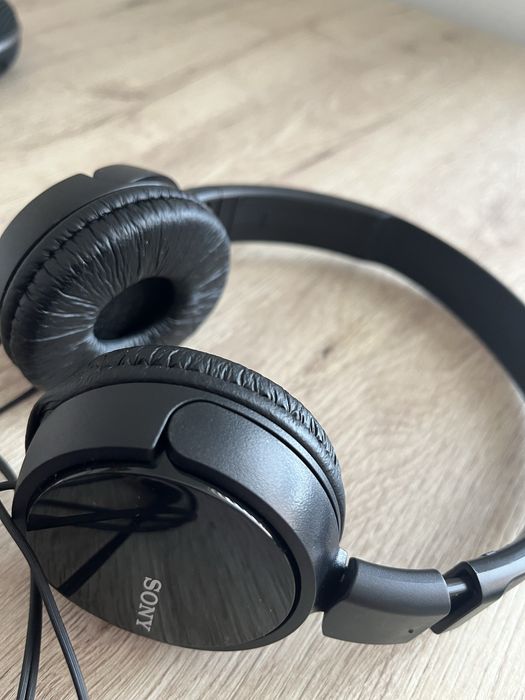 Czarne przewodowe słuchawki nauszne Sony MDR-ZX110