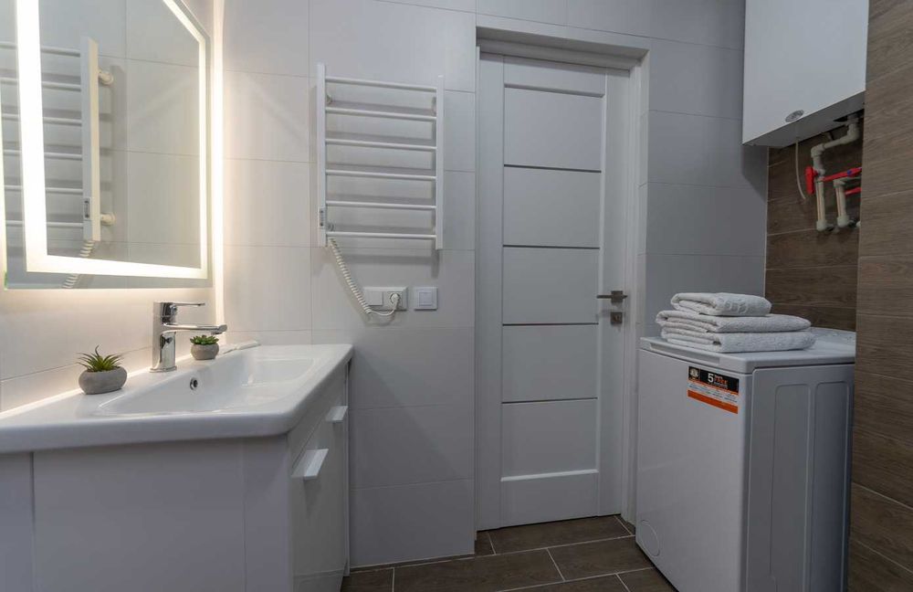 Подобова оренда студії біля метро, Лівий берег, Бажана 17Б. Є укриття.