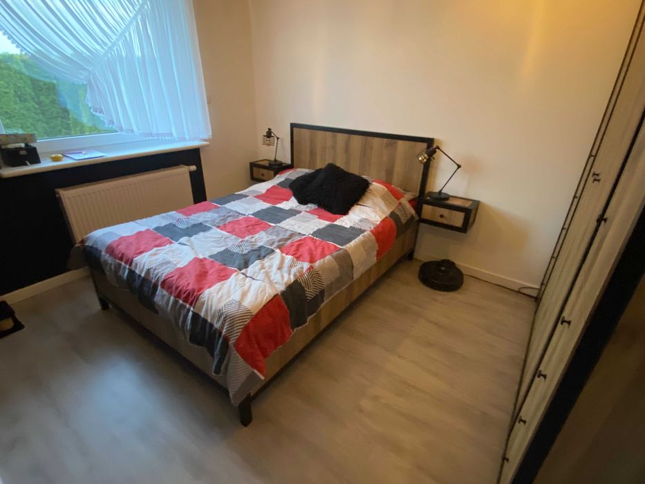 meble sypialnia łóżko szafa żyrandol loft zestaw