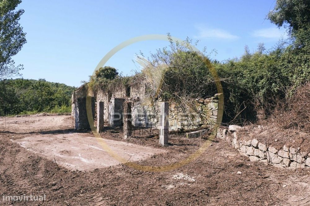 Terreno com ruina - Póvoa de Lanhoso — São João de Rei, Braga