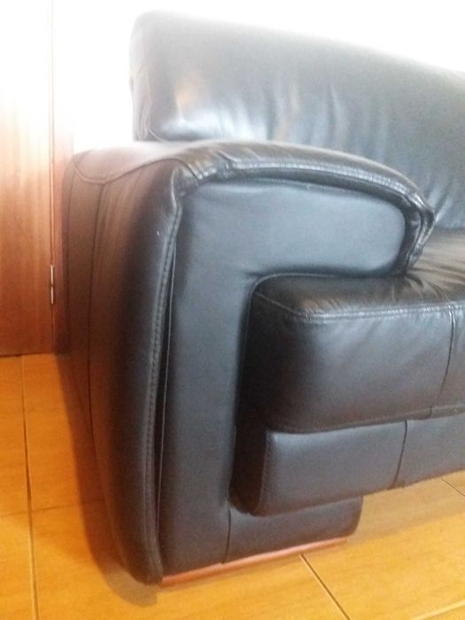 Sofá em pele preto