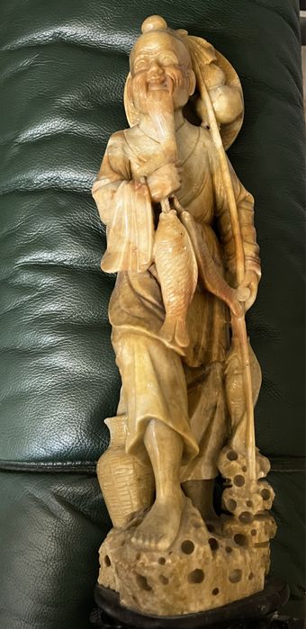 Escultura 40cm altura, pedra sabao e seu pedestal trabalhado Peça Rara