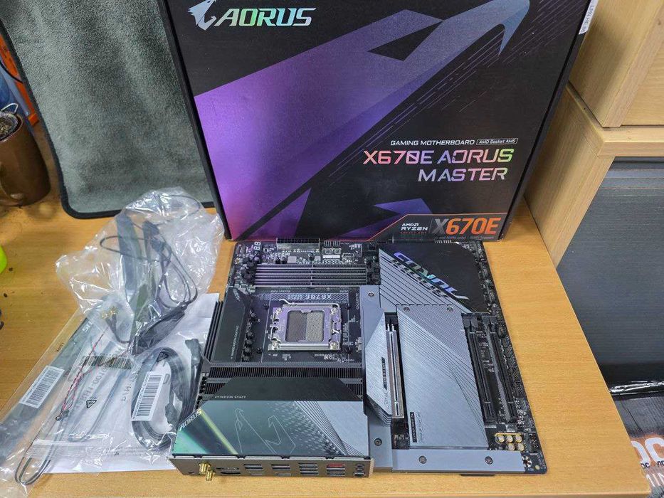 Материнська плата GIGABYTE X670E AORUS Master