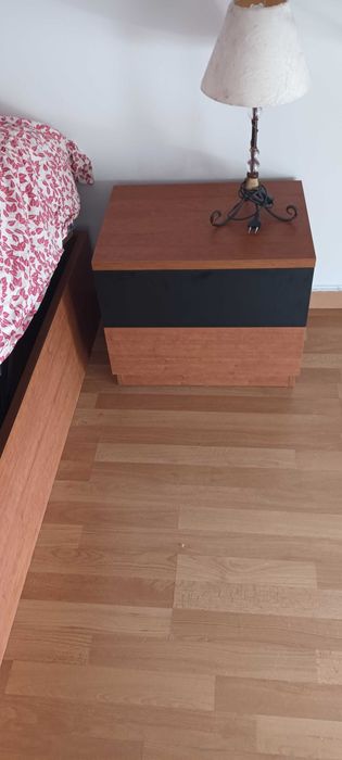 Cama sommier e duas mesas de cabeceira o conjunto. Roupeiro. Máquina de lavar roupa e Sofá articulado.