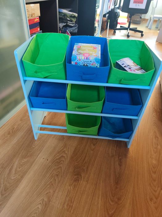 Estante de brinquedos piratas