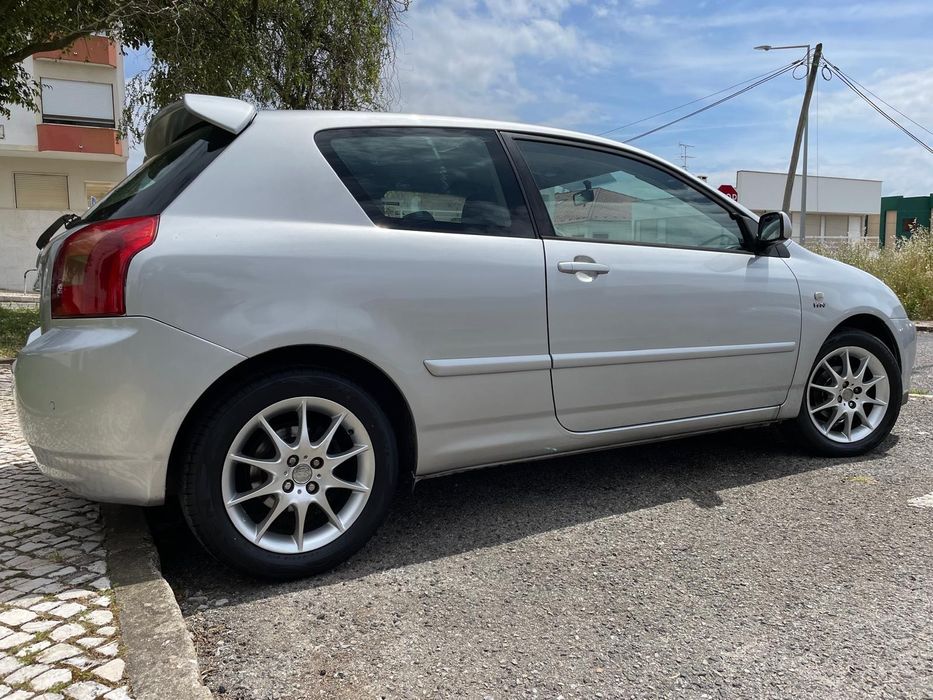 Toyota Corolla Hatchback E12U 1.4 VVT-i Full Extras + Jantes 16" + Bancos em Pele