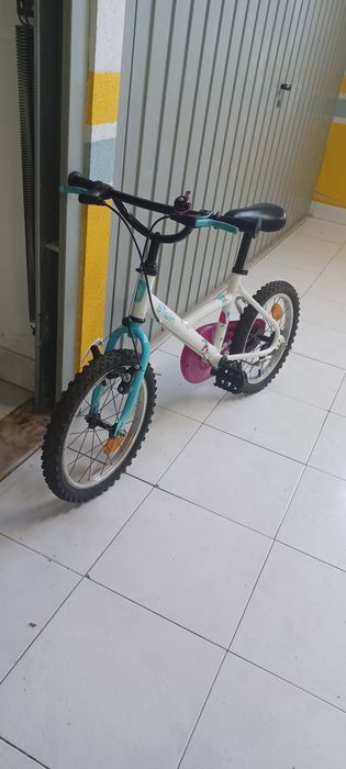 Bicicleta de criança com capacete incluído