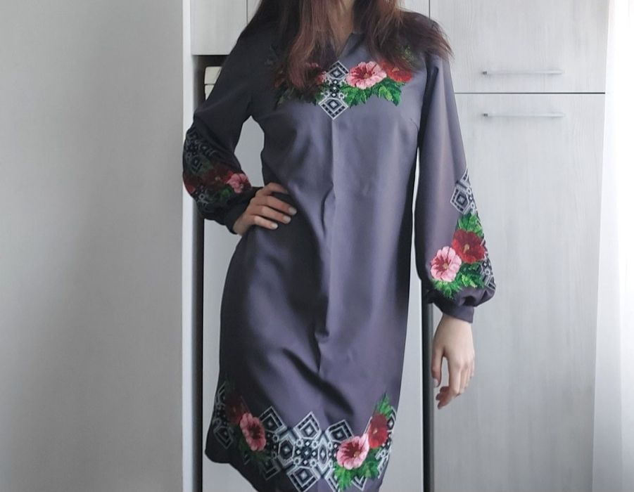 Продам вишите бісером і нитками плаття