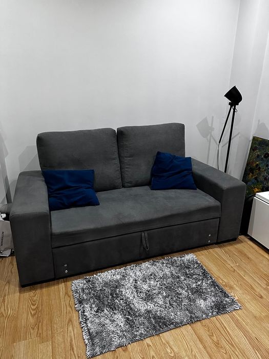 Sofá-cama cinza,