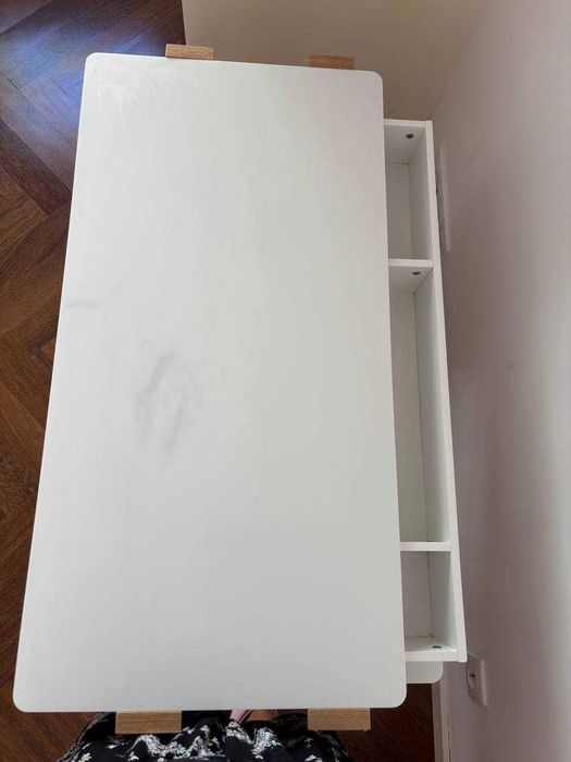 Secretária / escrivaninha infantil branca em madeira c/ arrumação