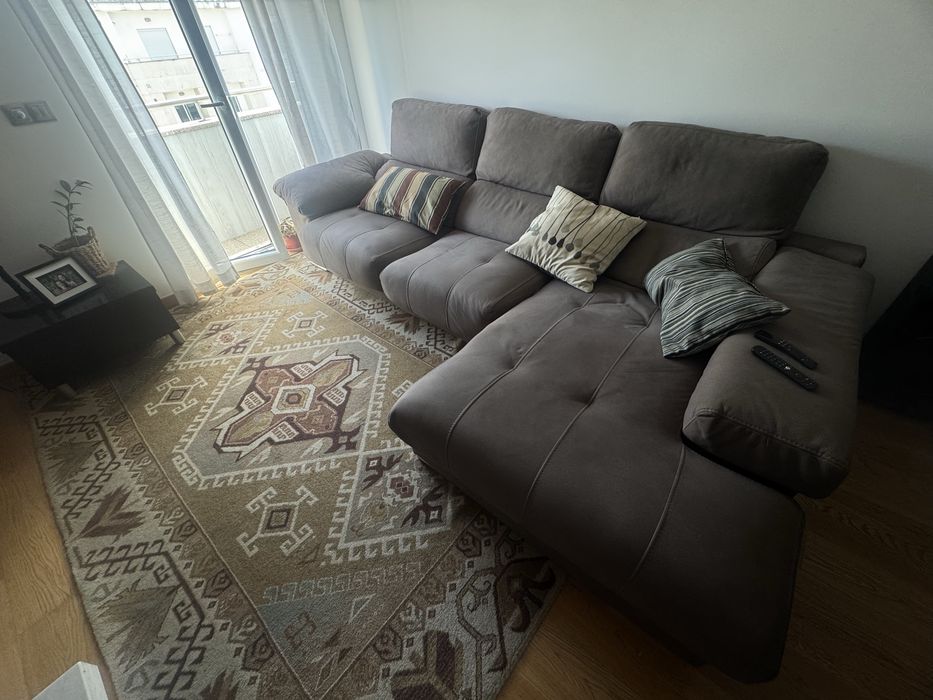 Sofa com chaise Long  300 cm por 160 cm com encostos cabeça regulaveis