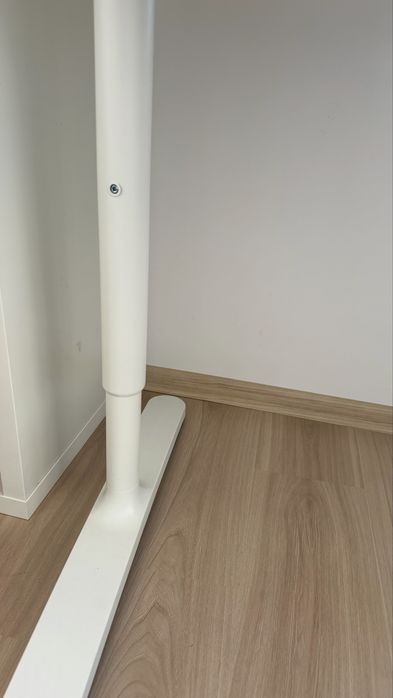 Biurko Bekant Ikea z regulacją wysokości