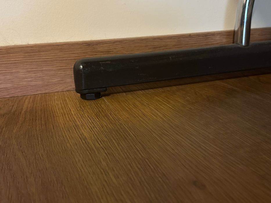 Mesa de escritório eletrificada em madeira maciça