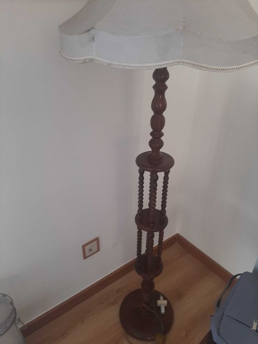 Mobilia de sala de jantar com vários componentes