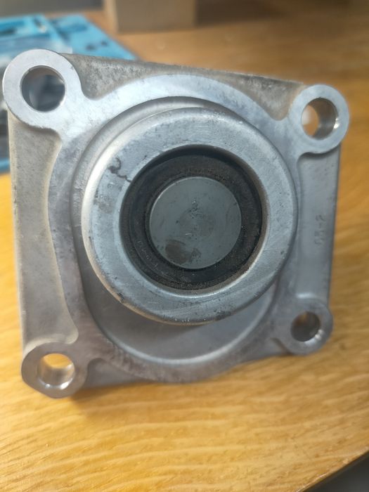 MD364879 Mitsubishi кронштейн крепления вентилятора