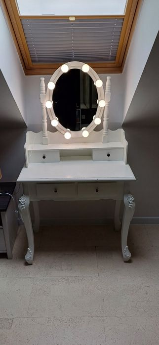 Toaletka z oświetleniem