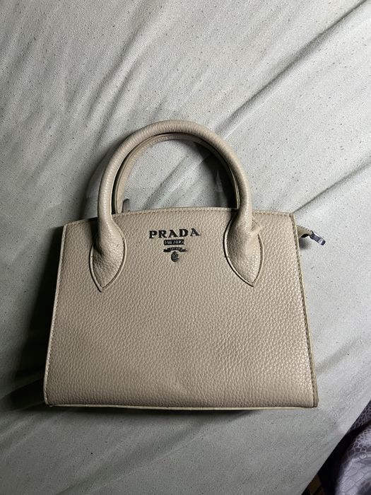 Сумка Prada середнього розміру
