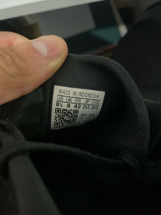 Chuteira Adidas preta de campo tamanho 42