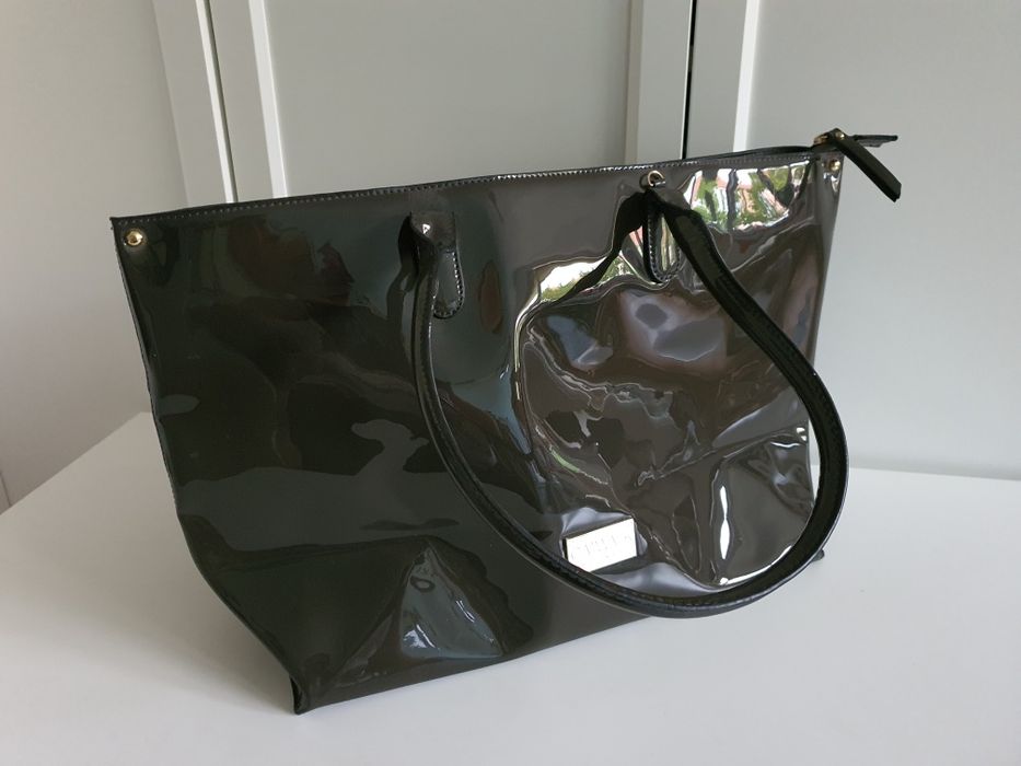 Duża torebka lakierowana