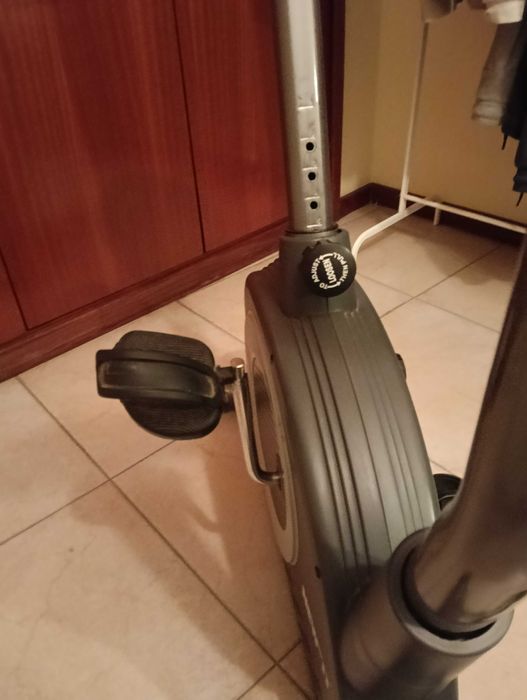 Bicicleta estática Newfit em bom estado