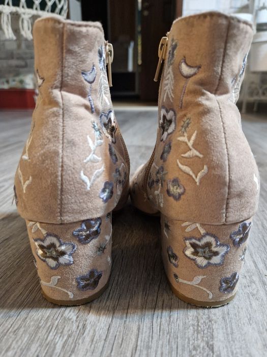 Botki Primark z haftami