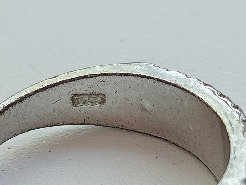 Срібляне кільце, 925 проба.З фіанітами.
