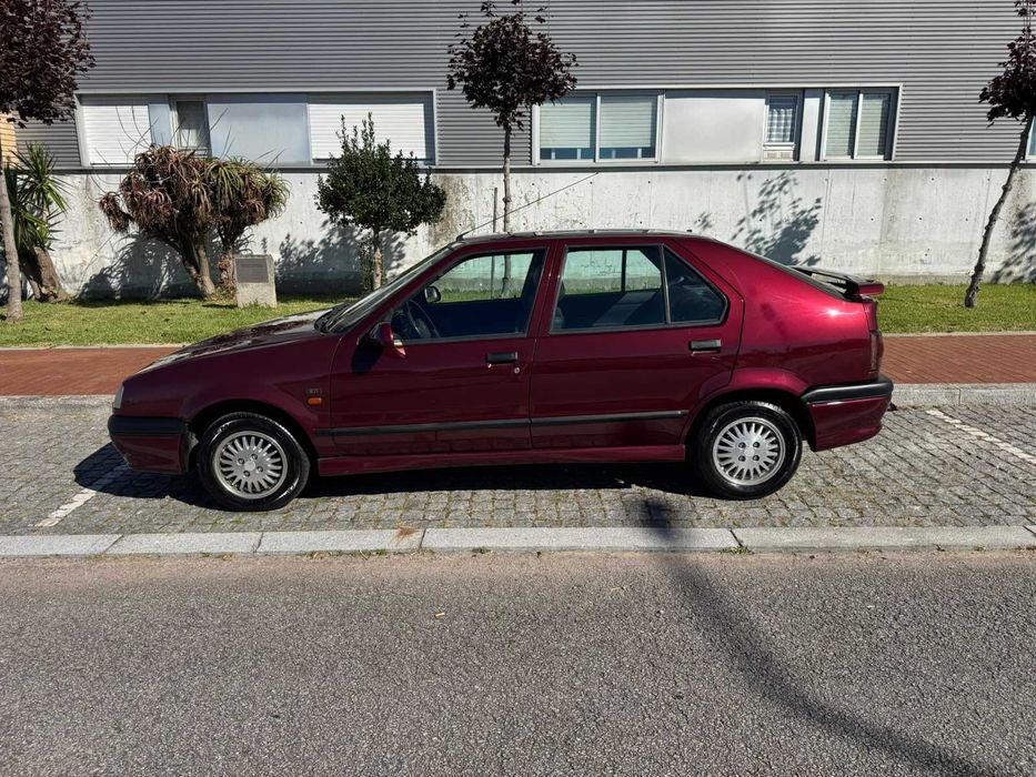 Carro marca Renault 19 em excelente estado - Um clássico dos anos 90