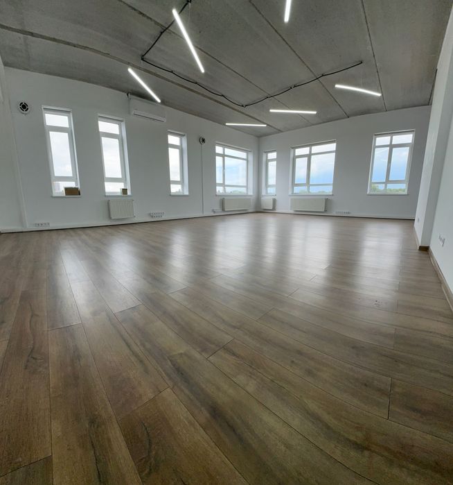 Сучасний офіс з терасою і краєвидом, від власника