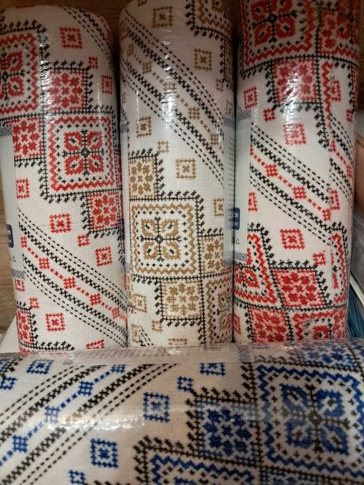 Рушнички рулонні є 3и відтінка.орнамент вишиванка