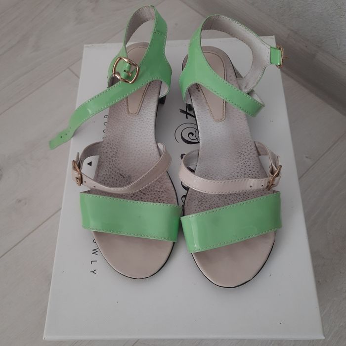 Босоніжки шкіряні