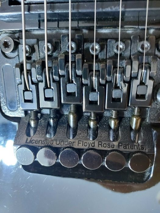 Guitarra eletrica tipo Jackson/Ibanez com Floyd Rose