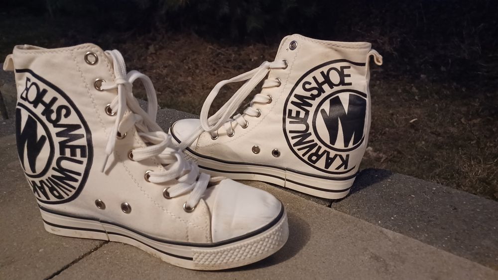 Białe trampki na koturnie – sneakersy damskie w stylu Converse