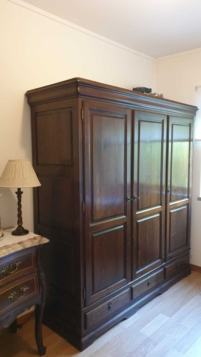 Roupeiro com 3 portas e 3 gavetas em madeira maciça