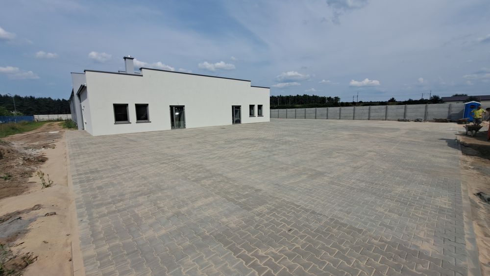 Brukarstwo, Układanie kostki brukowej również maszynowo