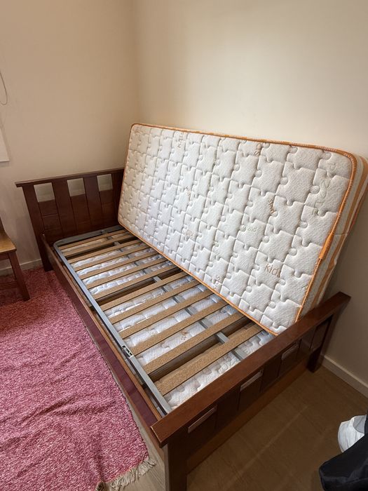 Cama  de solteiro e gavetao com dois colchoes ( com pouco uso)