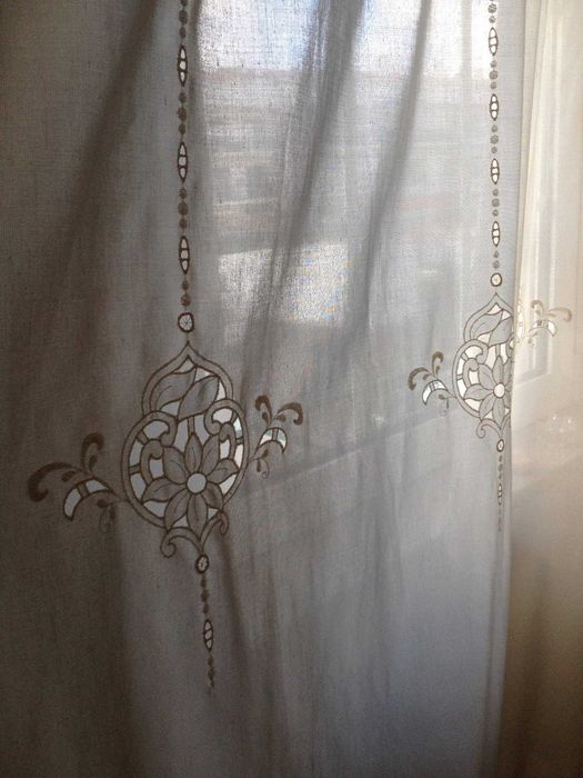 Cortinados em linho creme e bordados com varão