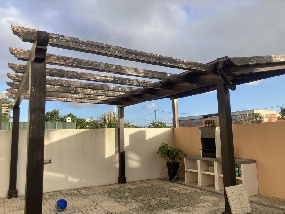 Telheiro madeira (4x2m) com pérgula (4x3m)