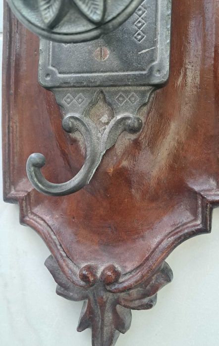 Antigo Cabide em Madeira Trabalhada