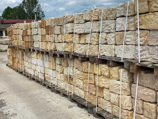 ~19~ Kamień murowy z piaskowca, bloczki 13/20/40 cm