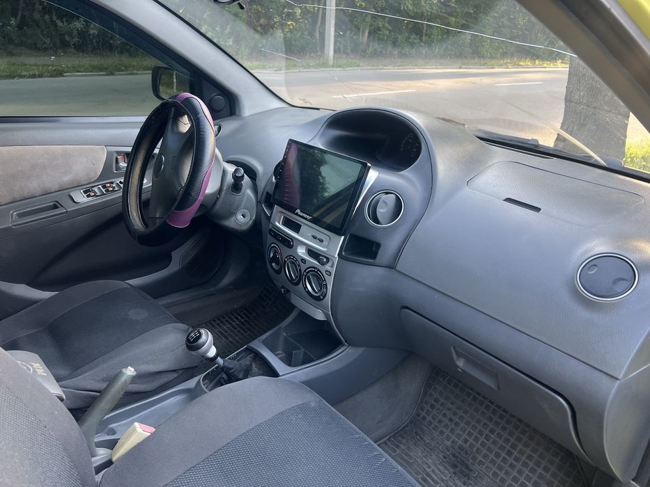 GEELY MK жовтого кольору