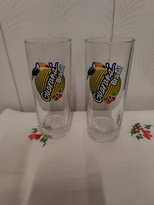 Copos de vidro   de sumo e de cerveja