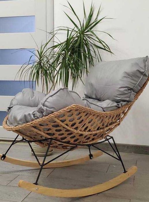 Крісло гойдалка з ротангу